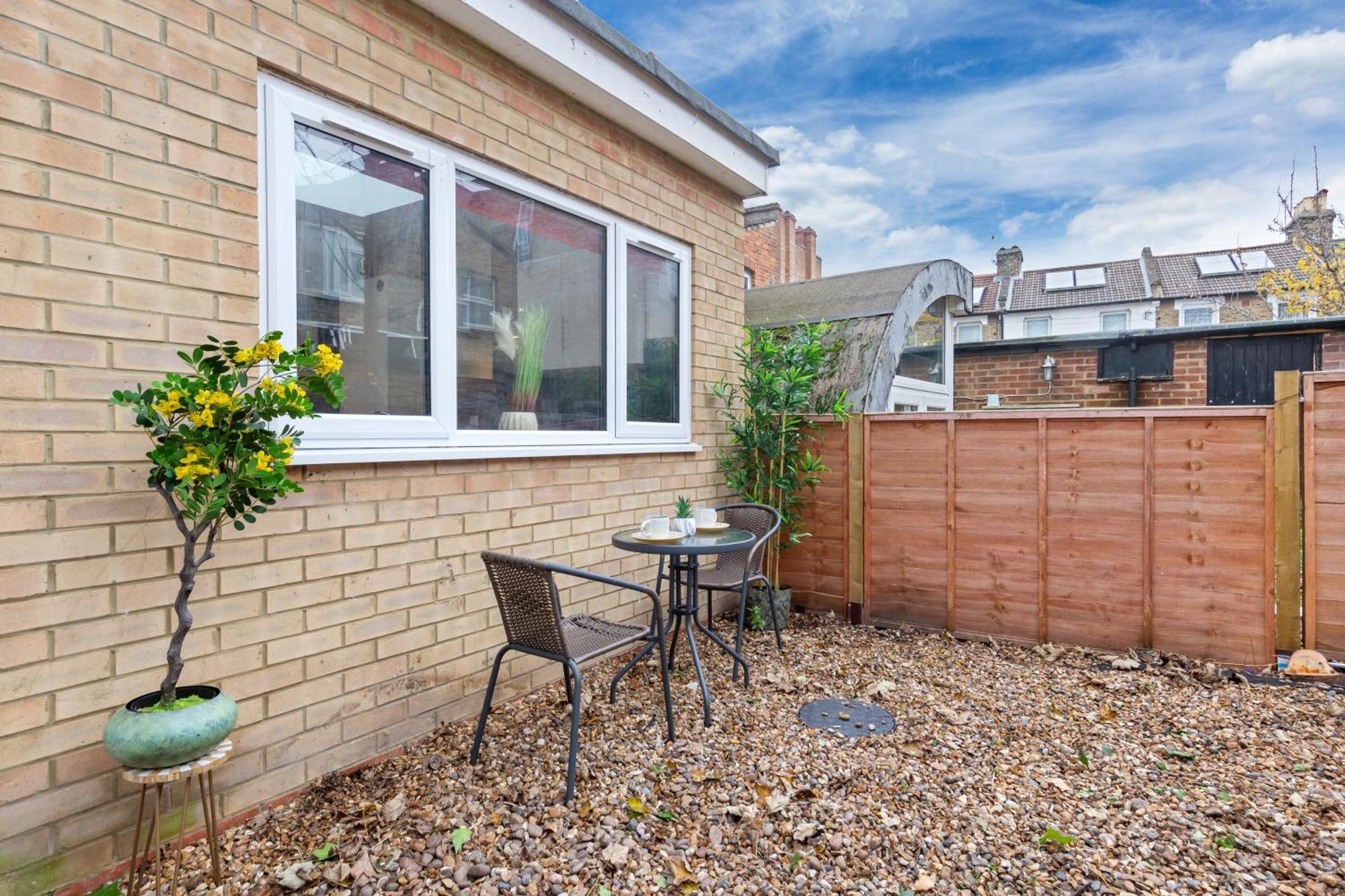Apartment Immaculate 2-bed Escape- Sleeps 6- Garden & Parking - 15 Mins To Central- Save 20 Percent Weekly! *