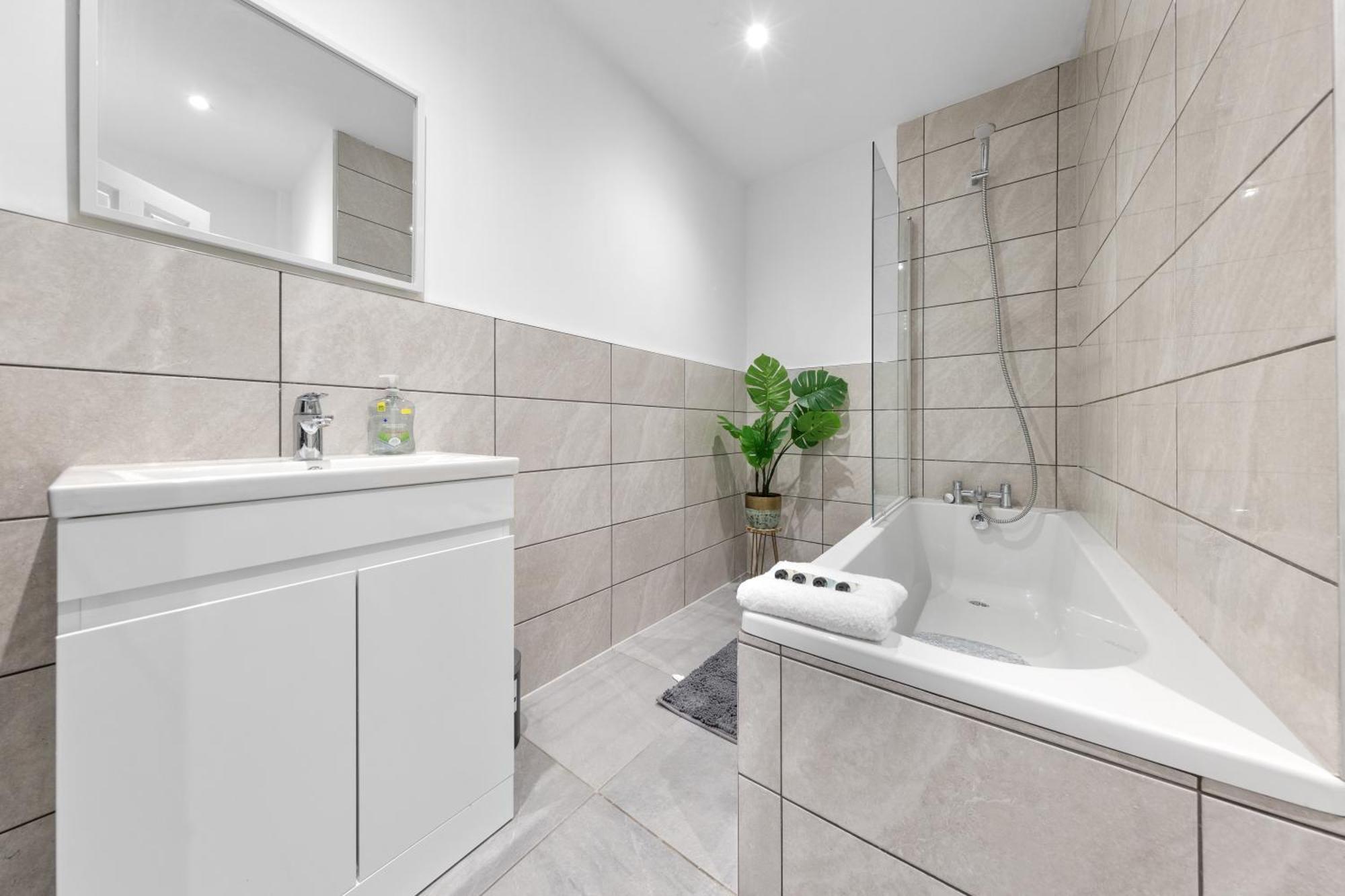 Immaculate 2-bed Escape- Sleeps 6- Garden & Parking - 15 Mins To Central- Save 20 Percent Weekly! Apartment