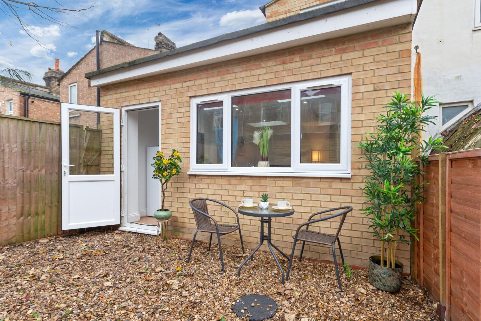 Immaculate 2-bed Escape- Sleeps 6- Garden & Parking - 15 Mins To Central- Save 20 Percent Weekly! Apartment London