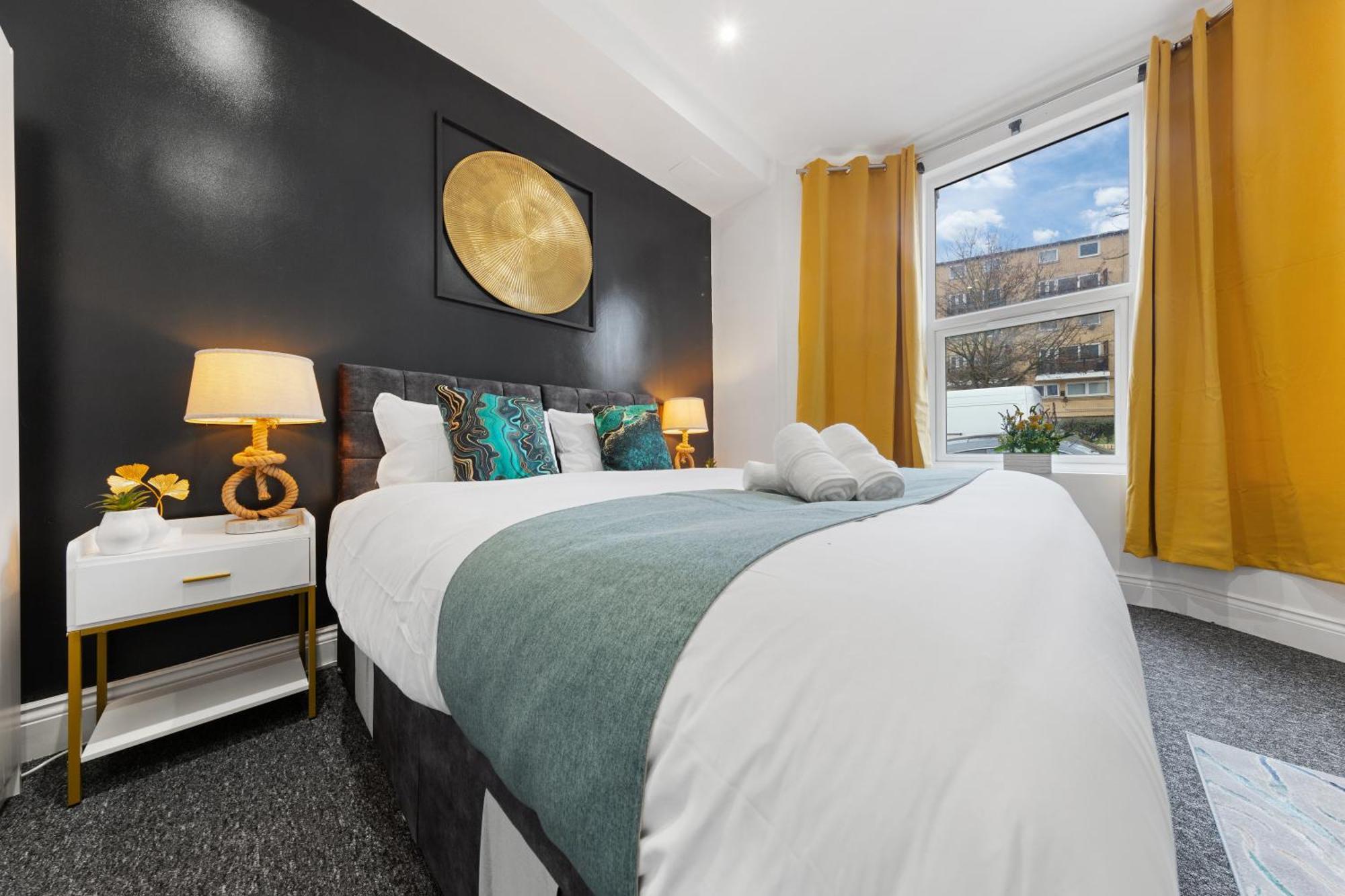 Immaculate 2-bed Escape- Sleeps 6- Garden & Parking - 15 Mins To Central- Save 20 Percent Weekly! Apartment *