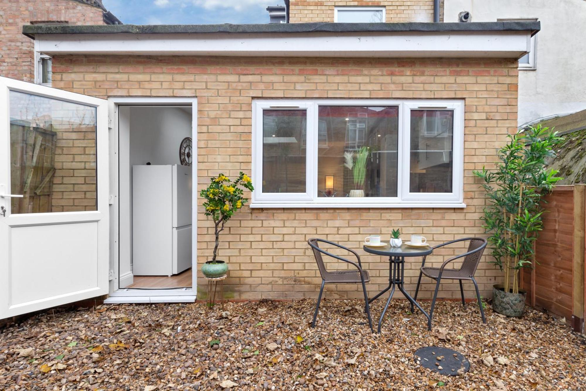 Immaculate 2-bed Escape- Sleeps 6- Garden & Parking - 15 Mins To Central- Save 20 Percent Weekly! Apartment London
