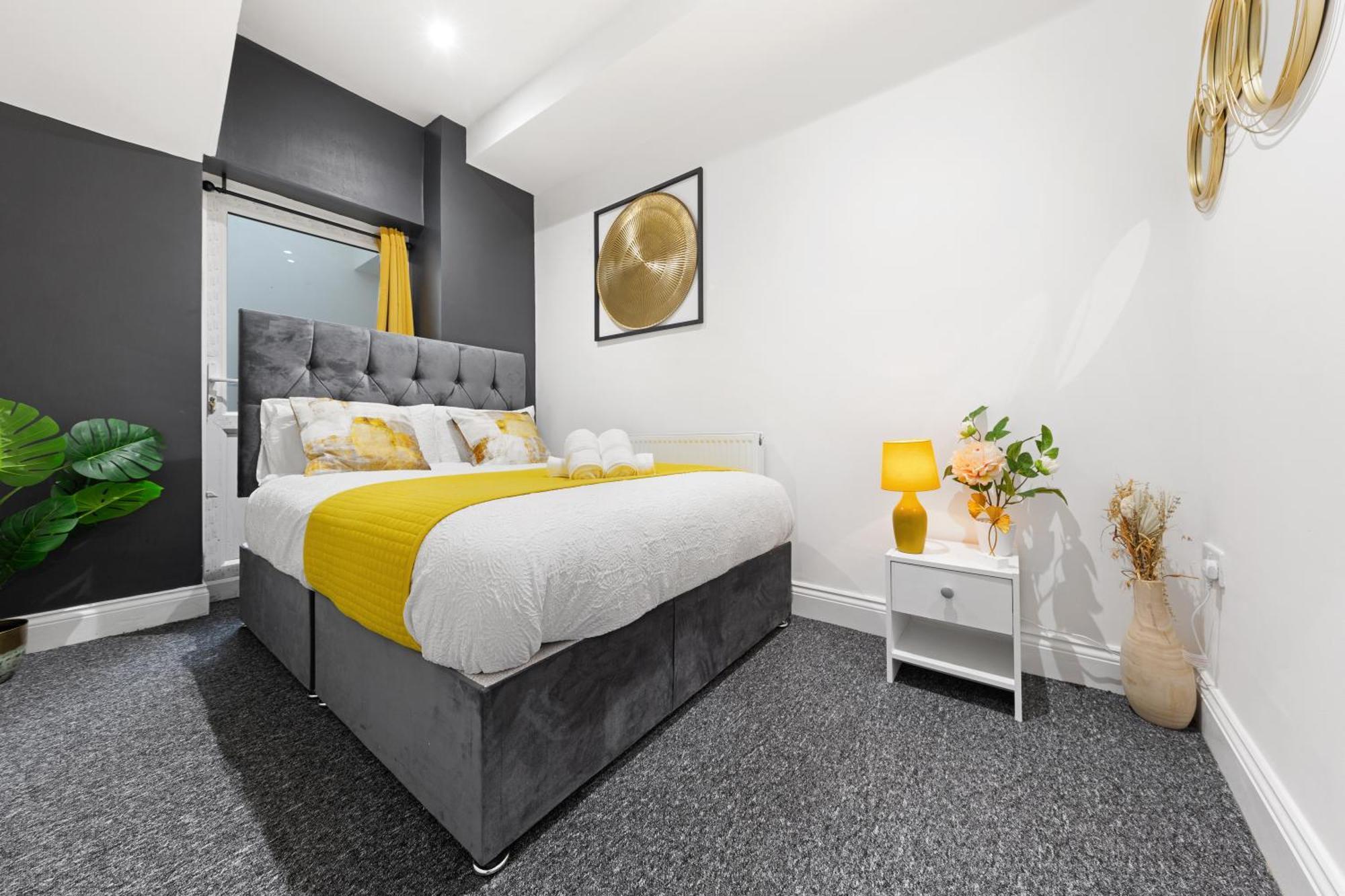 Immaculate 2-bed Escape- Sleeps 6- Garden & Parking - 15 Mins To Central- Save 20 Percent Weekly! Apartment