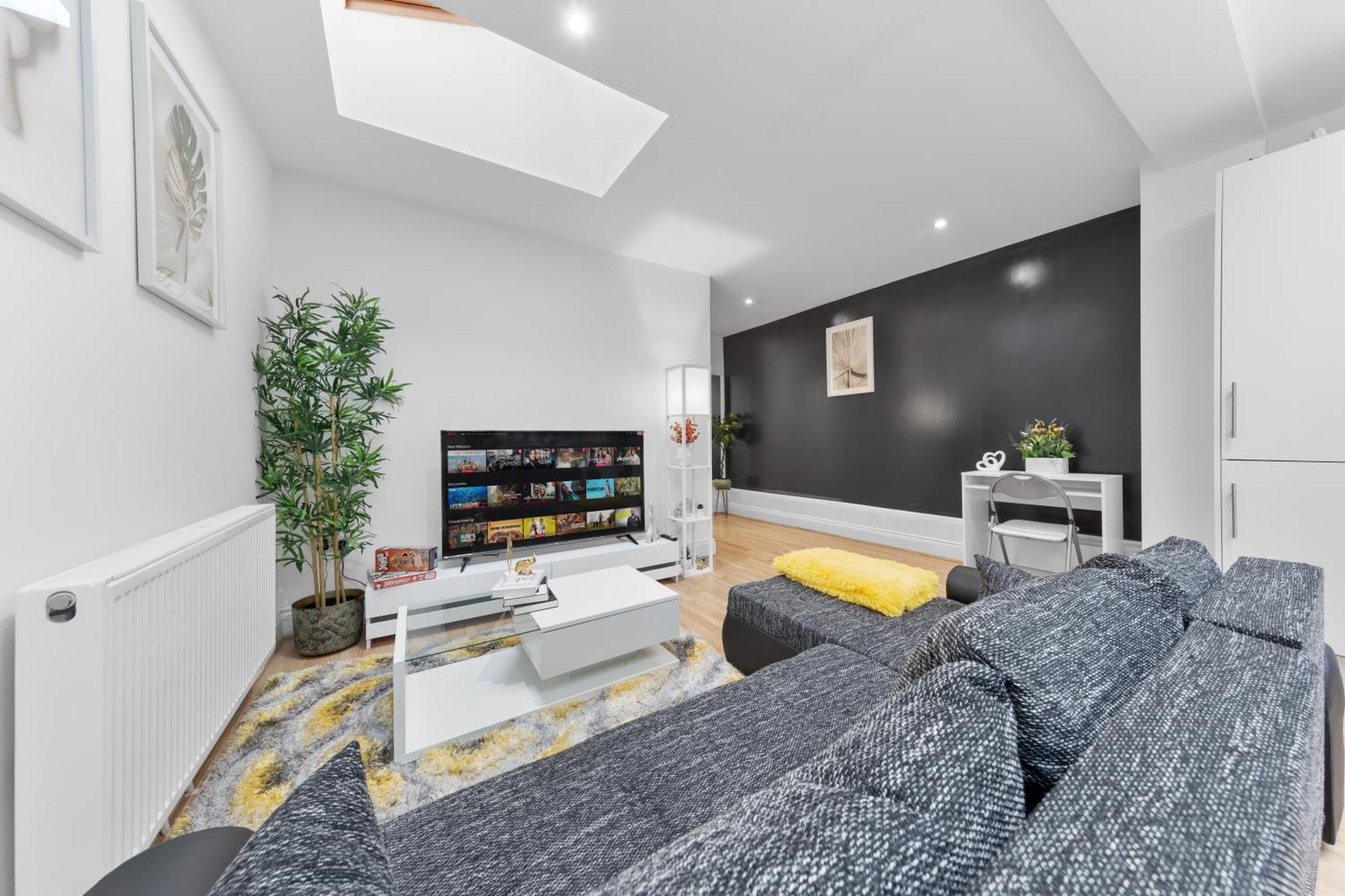 Apartment Immaculate 2-bed Escape- Sleeps 6- Garden & Parking - 15 Mins To Central- Save 20 Percent Weekly!