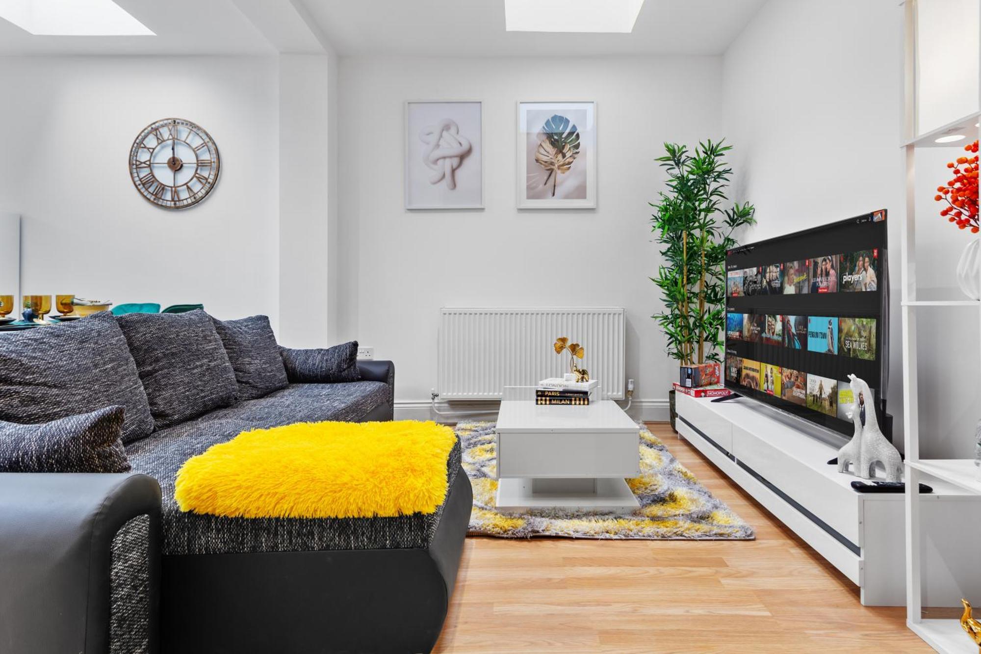 Immaculate 2-bed Escape- Sleeps 6- Garden & Parking - 15 Mins To Central- Save 20 Percent Weekly! Apartment *