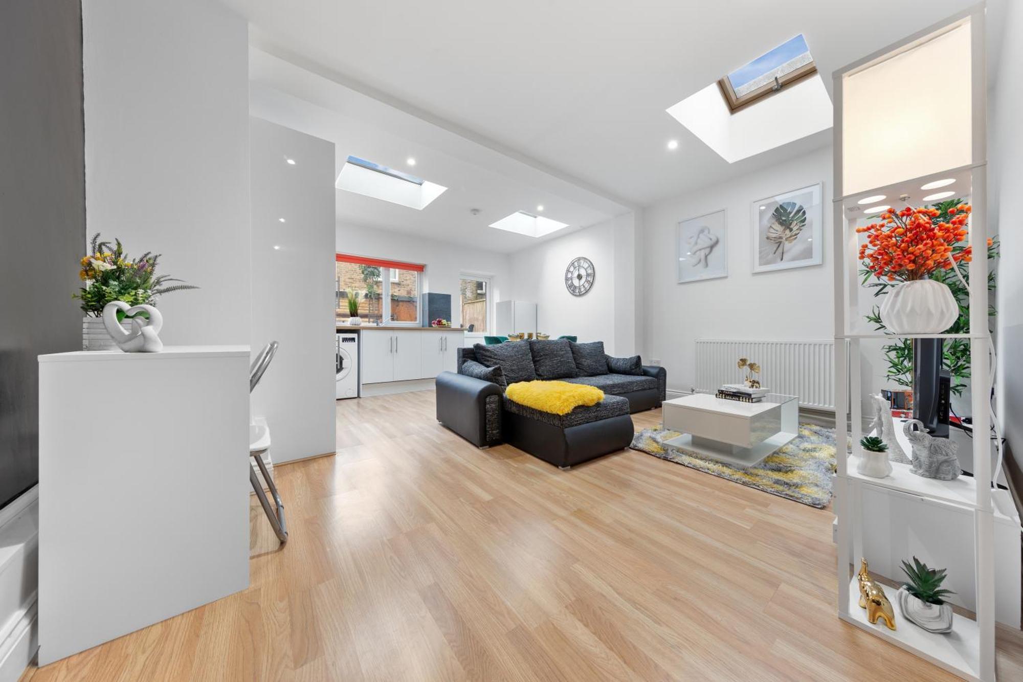 Immaculate 2-bed Escape- Sleeps 6- Garden & Parking - 15 Mins To Central- Save 20 Percent Weekly! Apartment London