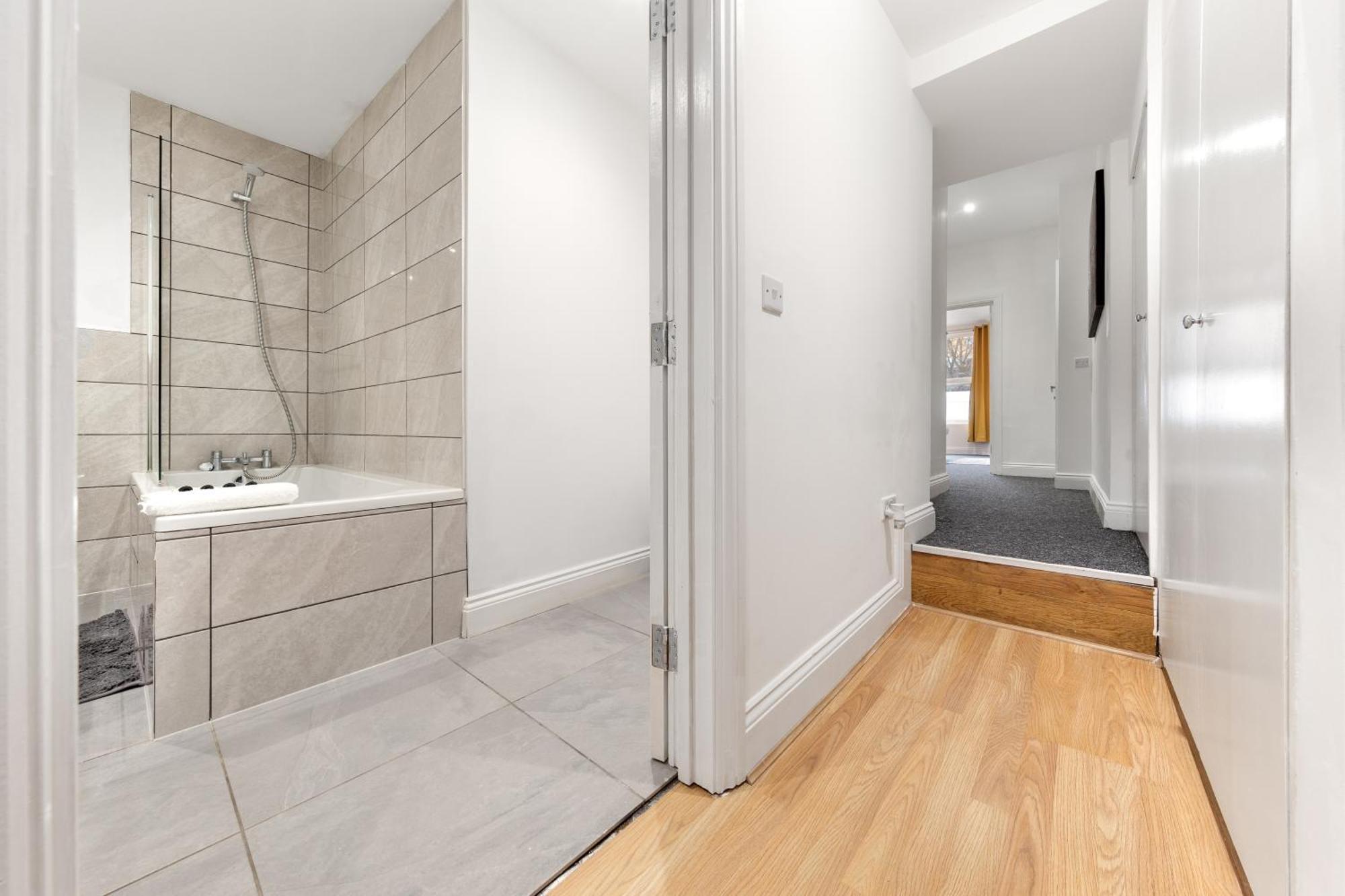 Apartment Immaculate 2-bed Escape- Sleeps 6- Garden & Parking - 15 Mins To Central- Save 20 Percent Weekly! London