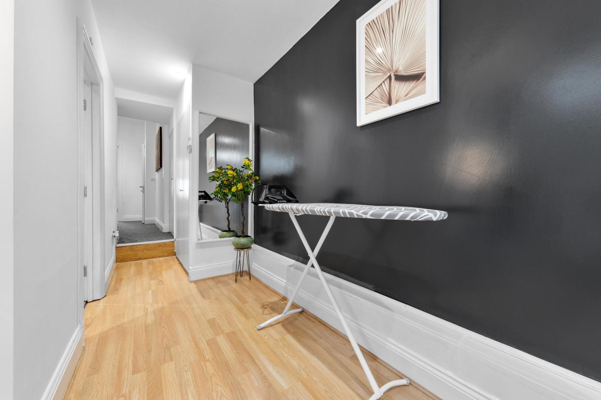 Apartment Immaculate 2-bed Escape- Sleeps 6- Garden & Parking - 15 Mins To Central- Save 20 Percent Weekly! *