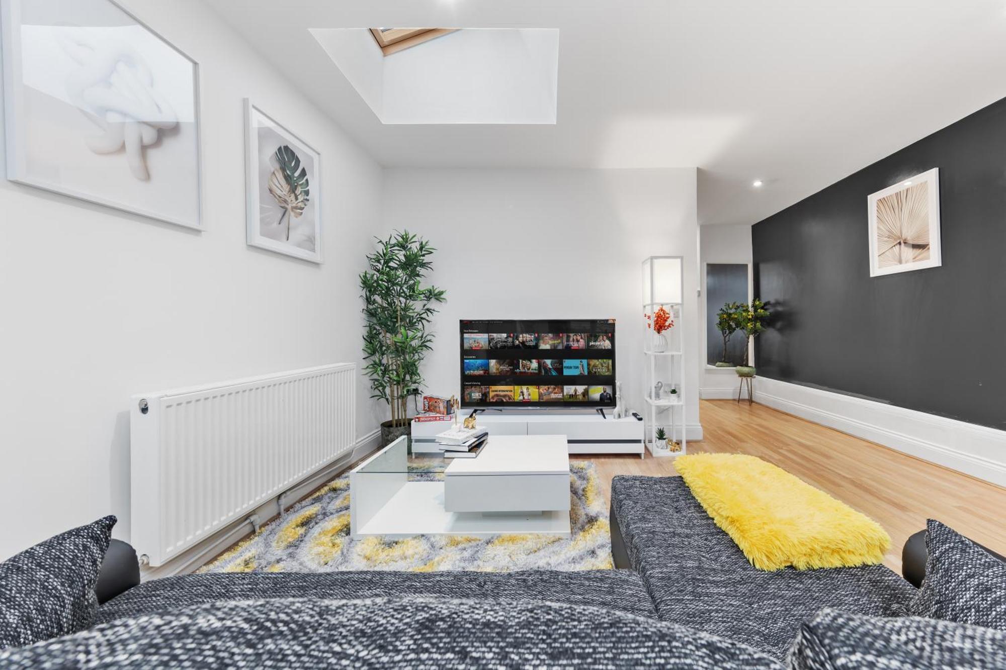Immaculate 2-bed Escape- Sleeps 6- Garden & Parking - 15 Mins To Central- Save 20 Percent Weekly! London