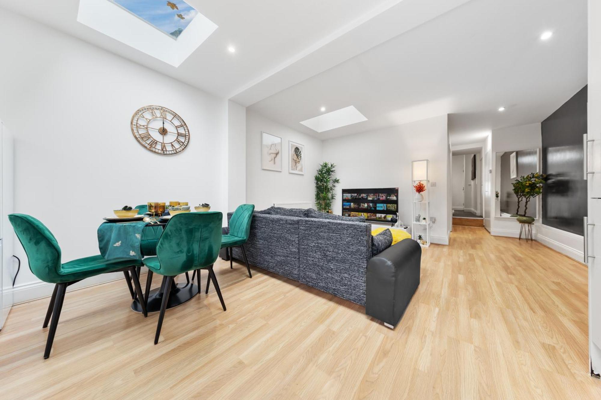 Apartment Immaculate 2-bed Escape- Sleeps 6- Garden & Parking - 15 Mins To Central- Save 20 Percent Weekly! *