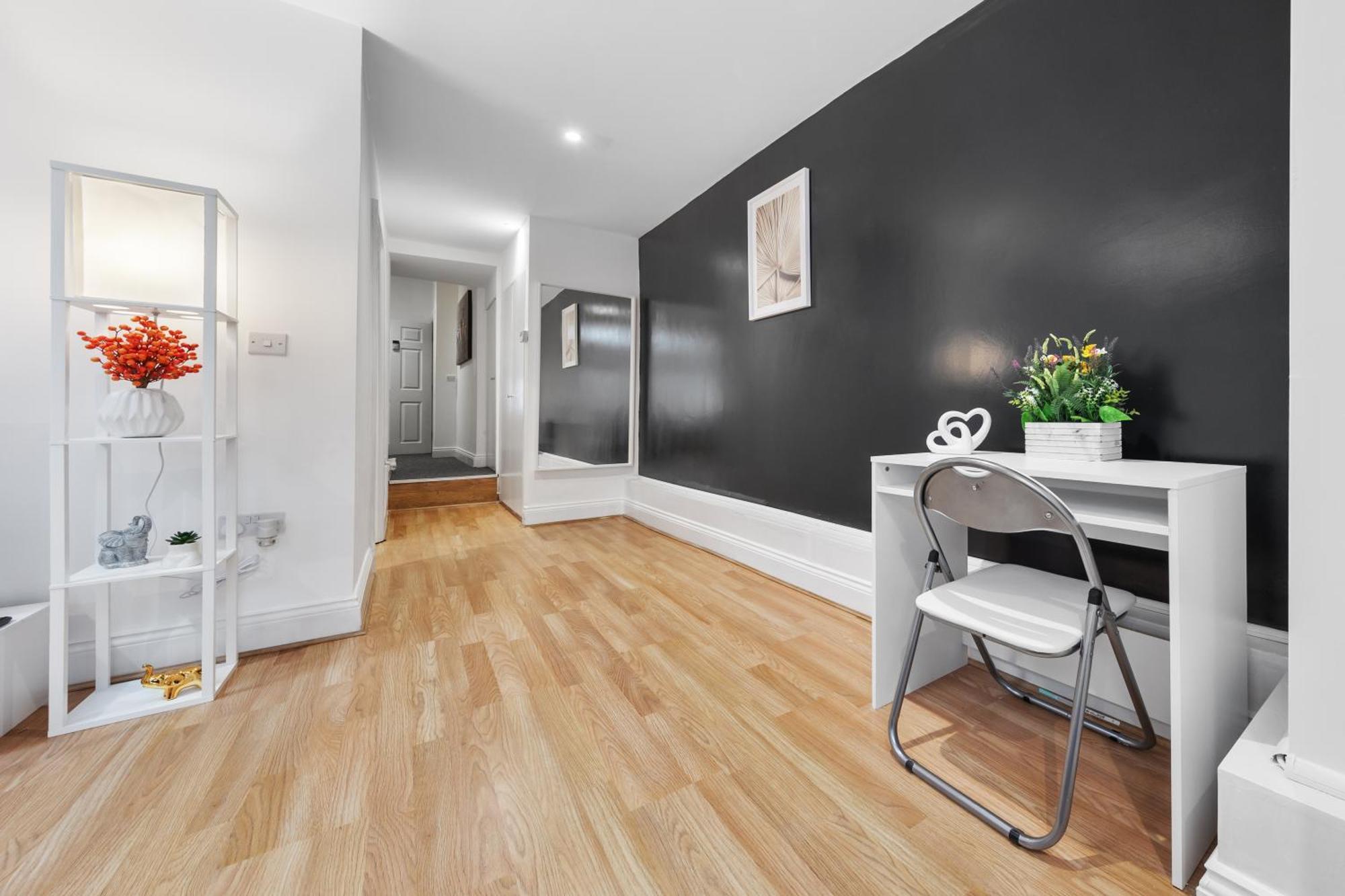 Immaculate 2-bed Escape- Sleeps 6- Garden & Parking - 15 Mins To Central- Save 20 Percent Weekly! Apartment London