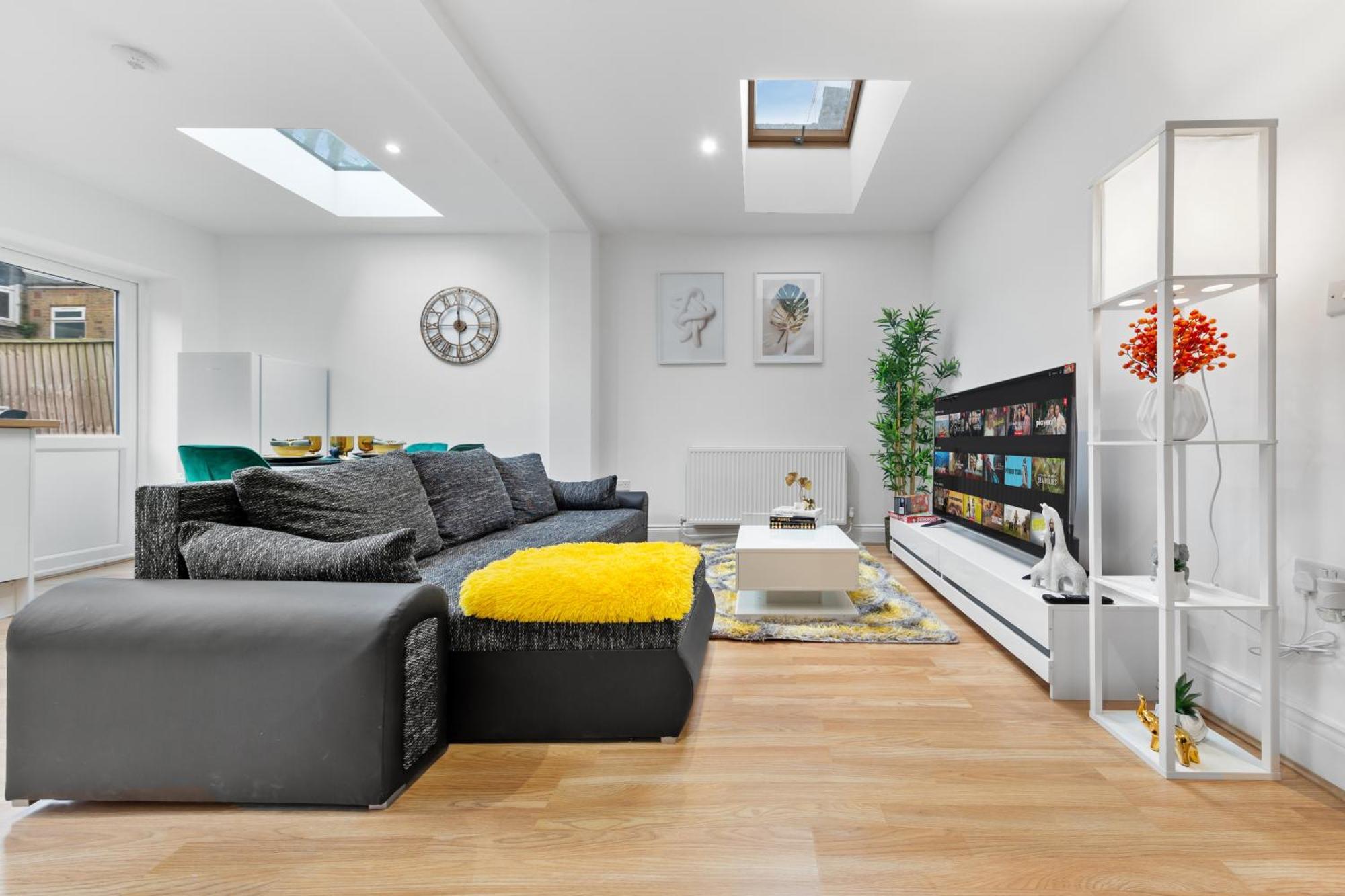 Immaculate 2-bed Escape- Sleeps 6- Garden & Parking - 15 Mins To Central- Save 20 Percent Weekly! London