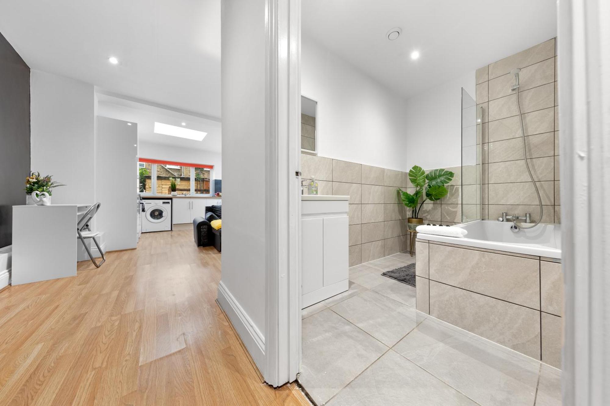 Immaculate 2-bed Escape- Sleeps 6- Garden & Parking - 15 Mins To Central- Save 20 Percent Weekly! Apartment