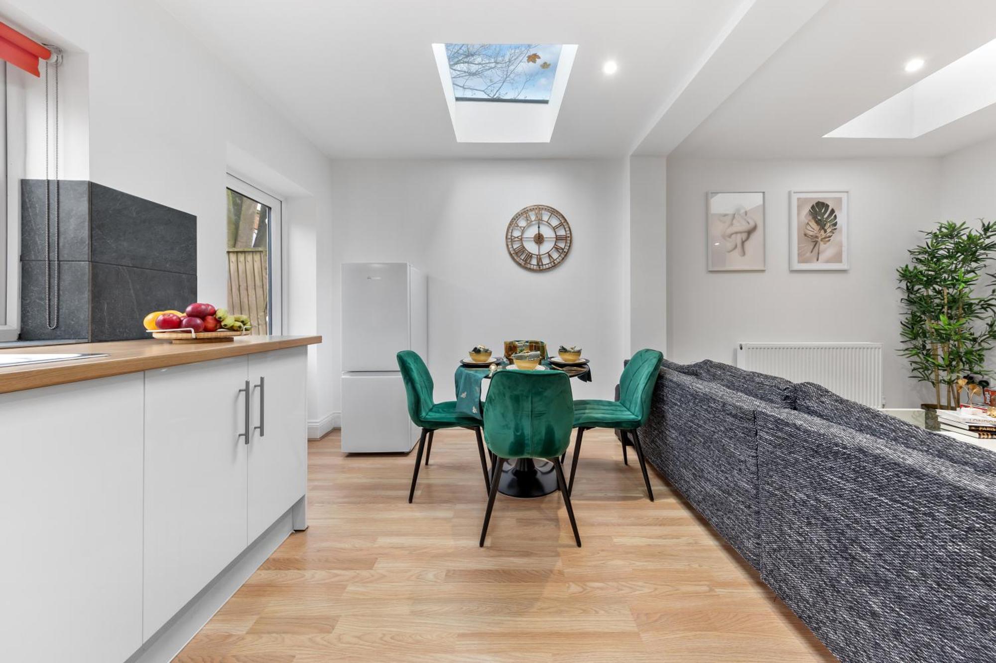 Immaculate 2-bed Escape- Sleeps 6- Garden & Parking - 15 Mins To Central- Save 20 Percent Weekly! Apartment London