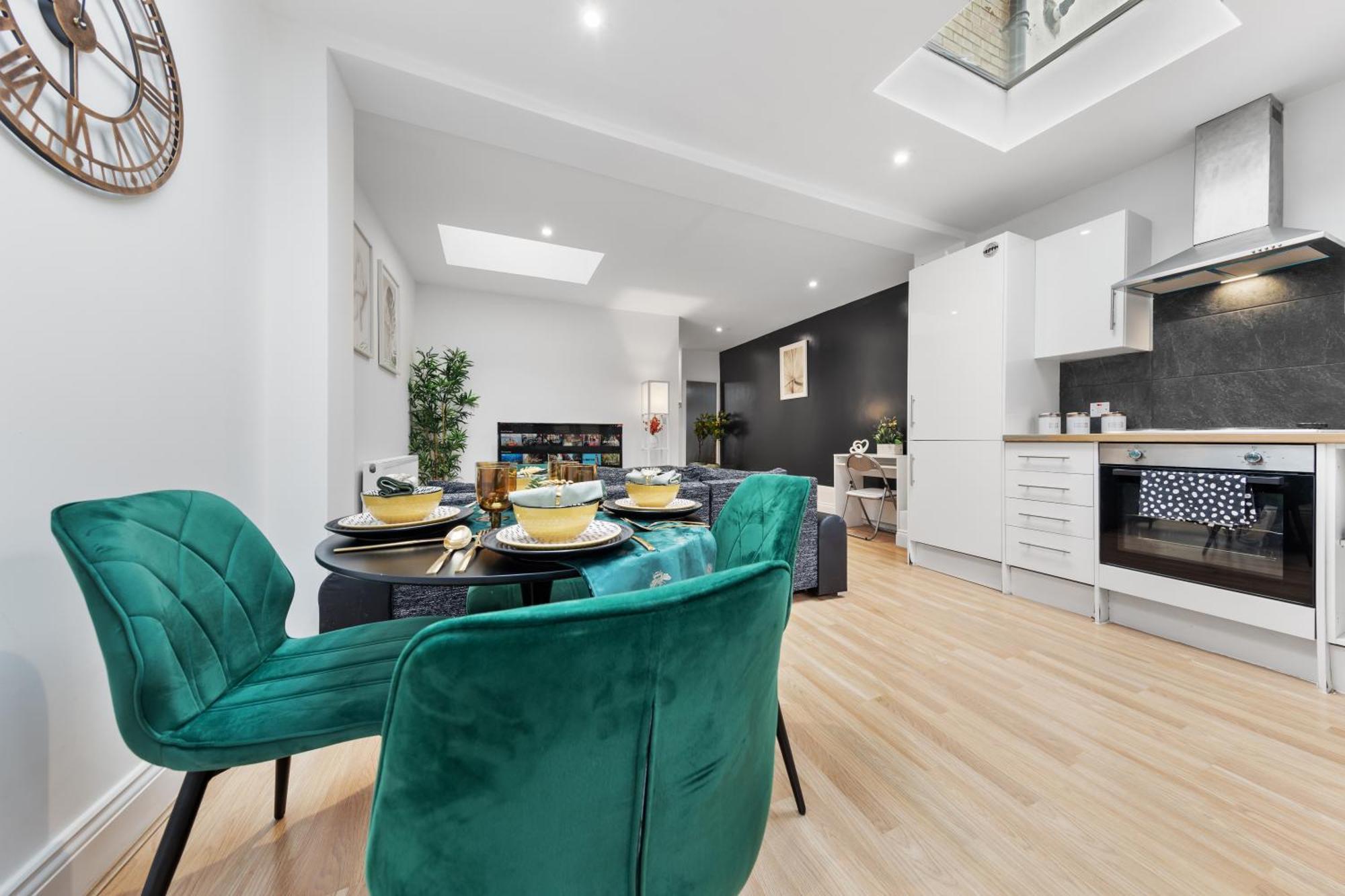 Apartment Immaculate 2-bed Escape- Sleeps 6- Garden & Parking - 15 Mins To Central- Save 20 Percent Weekly!