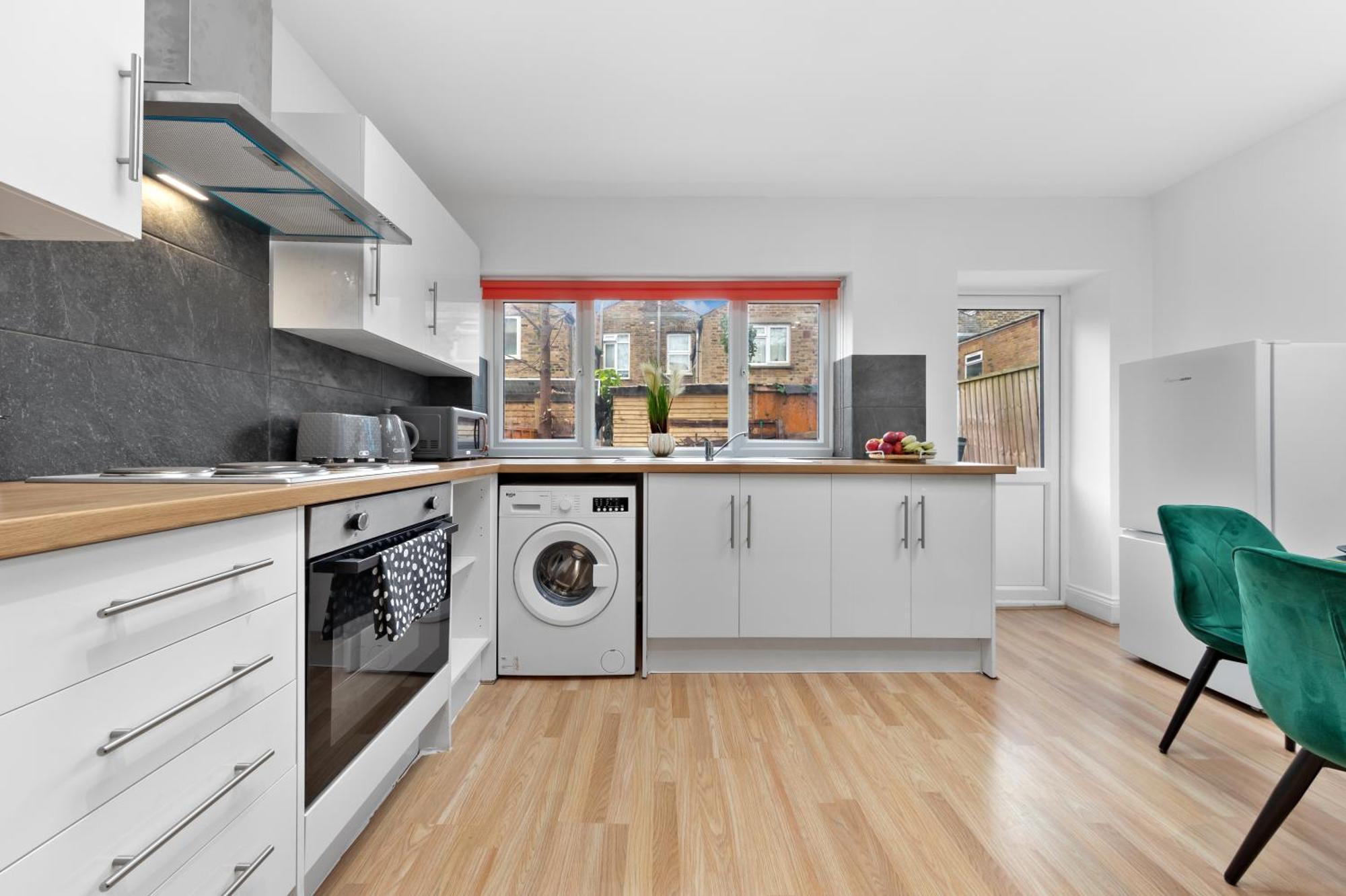 Apartment Immaculate 2-bed Escape- Sleeps 6- Garden & Parking - 15 Mins To Central- Save 20 Percent Weekly! *